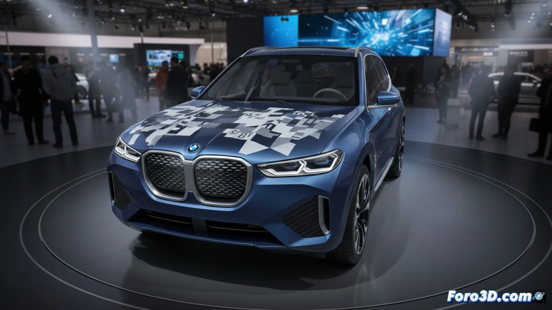 BMW iX3 Flow Edition en Pekín 2026, capó con paneles E Ink Prism cambiando de color azul a plateado, bajo luces de salón.