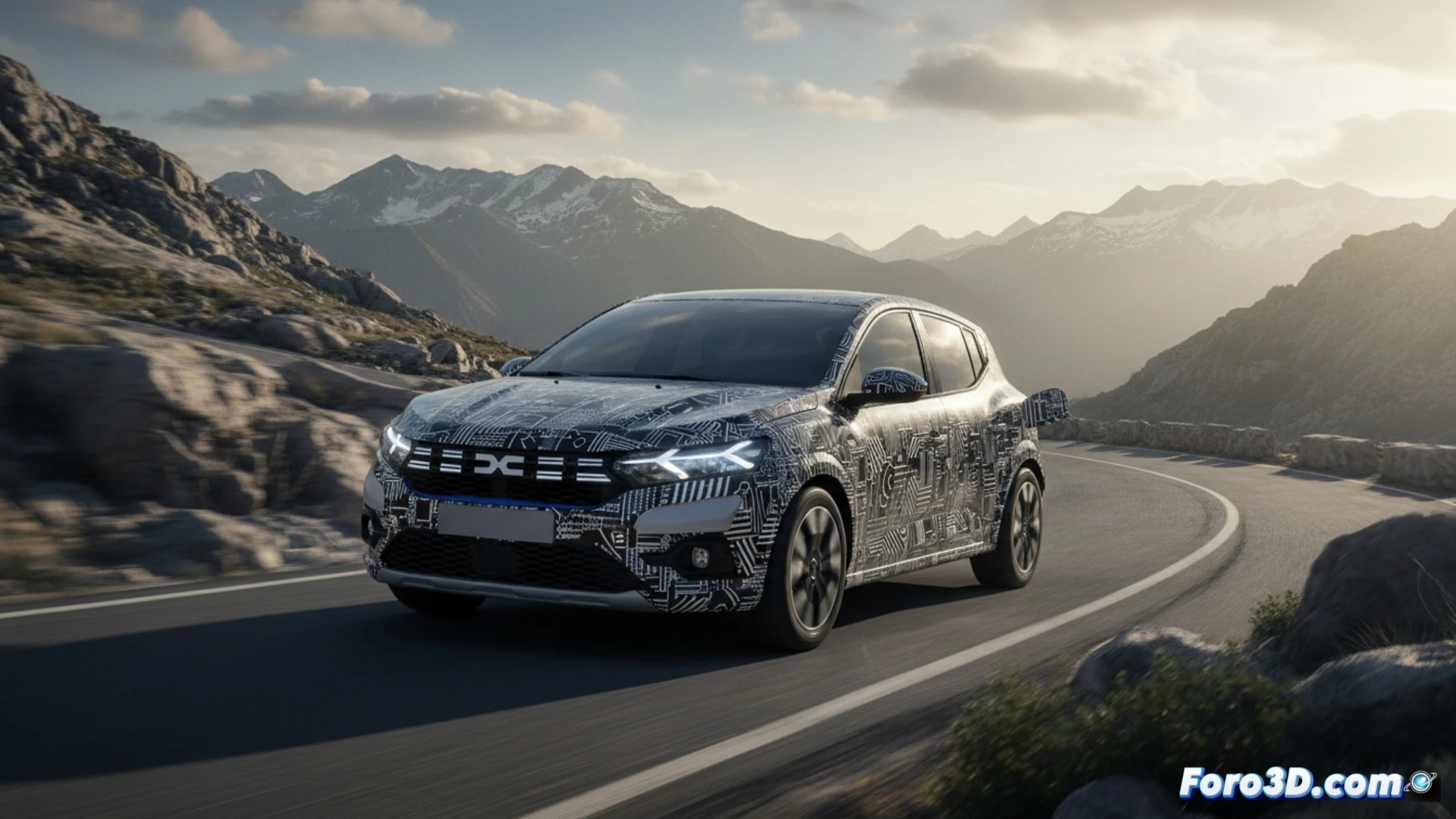 Un Dacia Sandero camuflado circula en carretera, insinuando su versión híbrida para 2025, con diseño compacto y moderno.
