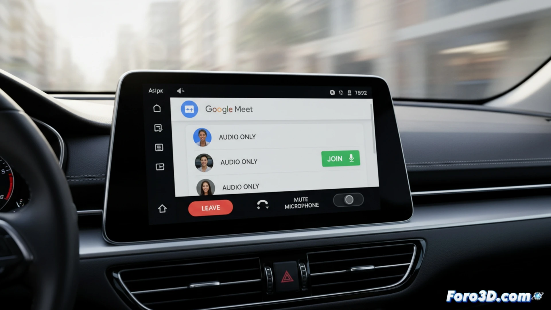 Un conductor usando Apple CarPlay en la pantalla del coche, mostrando la interfaz de Google Meet con una reunión de audio activa.