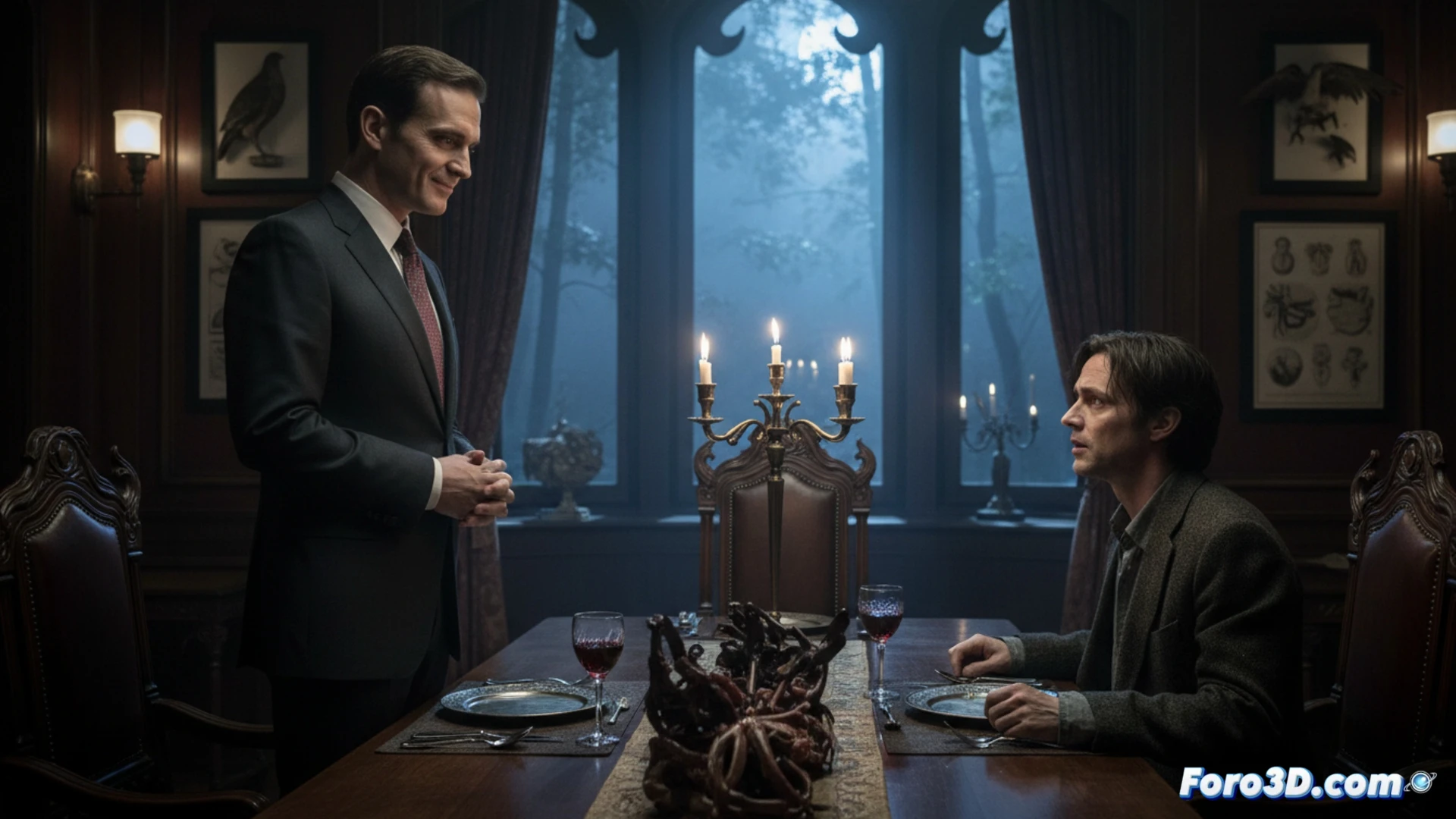 Plato gourmet con un ojo humano, sobre mantel rojo sangre, bajo luz tenue y cuchillos brillantes.