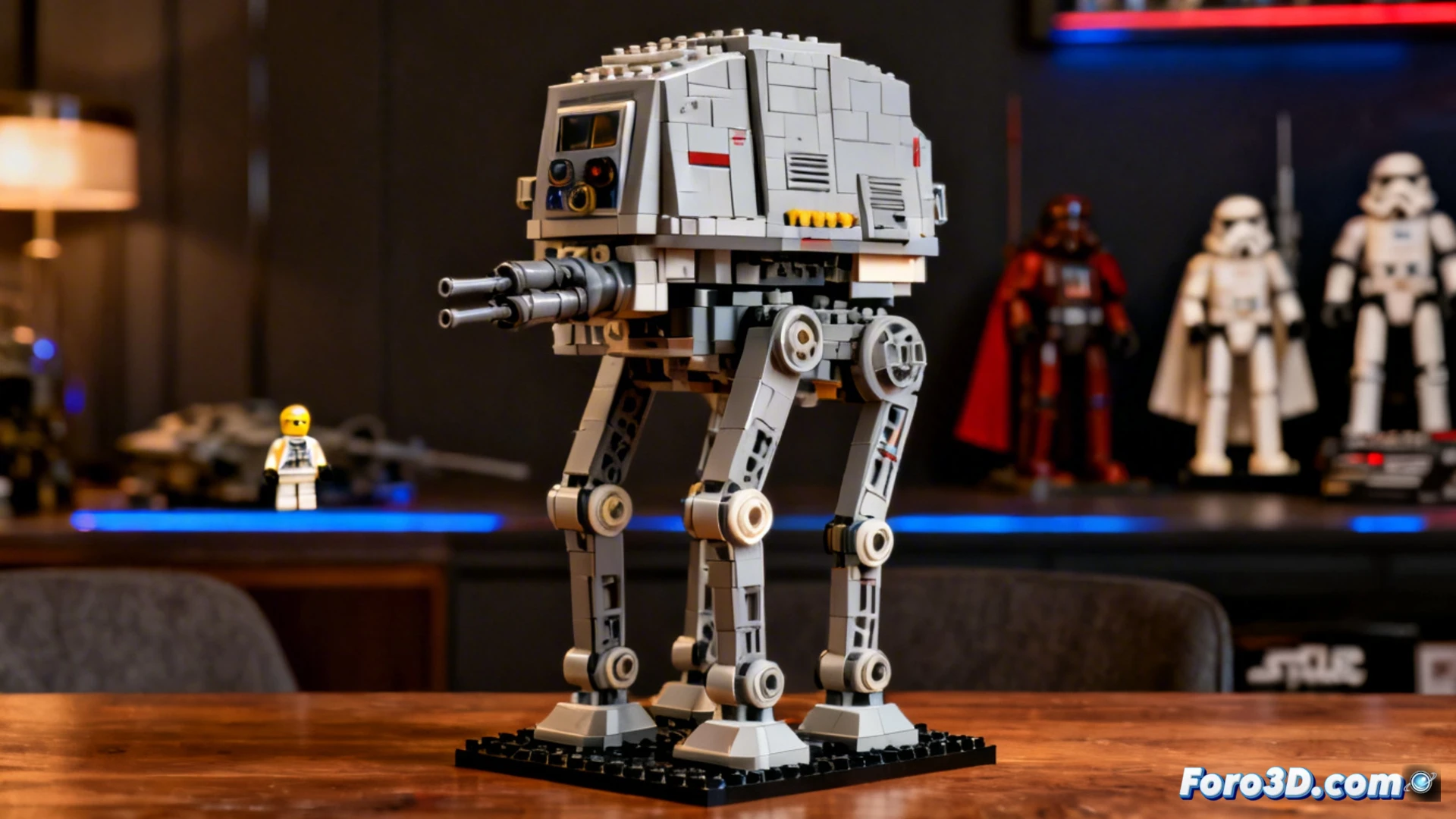 Modelo Lego UCS AT-ST terminado, mostrando su detallado diseño y postura imponente sobre una base de exhibición.