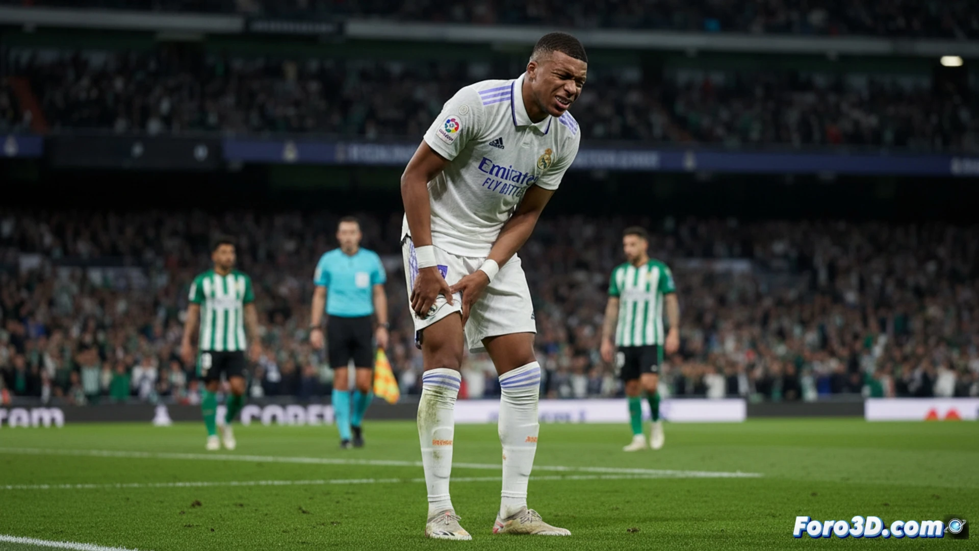 Kylian Mbappé, con la camiseta del Real Madrid, se agarra la pierna izquierda en el césped, visiblemente dolorido, mientras el cuerpo médico asiste en el minuto 81 de su partido 100.
