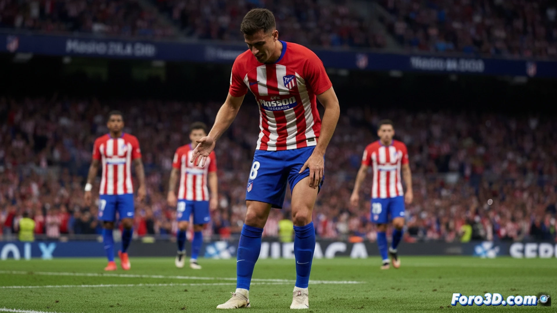Un futbolista del Atlético de Madrid, con rostro apesadumbrado, toca su muslo izquierdo mientras abandona el campo de entrenamiento. Al fondo, el escudo del club y el reloj marcando las 21:00.