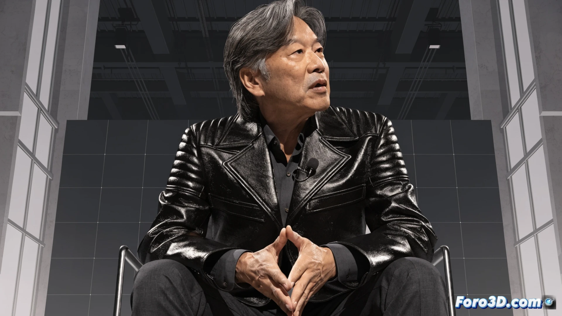 Jensen Huang sosteniendo su chaqueta de cuero negra frente a un escenario iluminado con luces LED azules, fondo de pantalla gigante mostrando código GPU y gráficos de inteligencia artificial, prenda siendo colocada en un soporte de exhibición transparente con etiqueta de autenticación digital holográfica, manos de subastador levantando un mazo dorado junto a un panel de ofertas electrónicas mostrando 60,000, público de coleccionistas con gafas AR y dispositivos móviles grabando, estilo cinematic photorealistic, iluminación dramática de teatro, textura de cuero con costuras visibles, reflejos metálicos en hardware Nvidia cercano, ambiente de evento tecnológico de alta gama