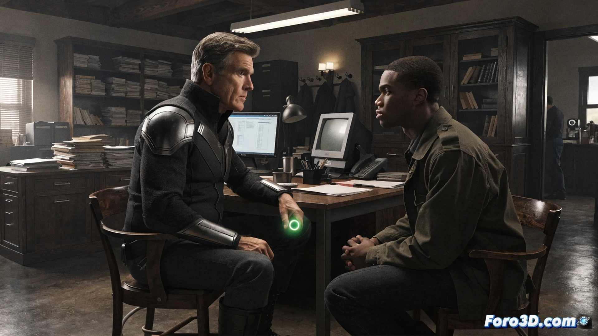 Nathan Fillion como Linterna Verde veterano examinando un anillo luminoso en una estación de policía terrenal, mostrando el proceso de carga de energía del anillo sobre una mesa de pruebas técnica, mientras un novato observa durante la investigación detectivesca, luces verdes holográficas proyectando mapas de evidencia sobre hardware forense, estilo cinematic photorealistic, iluminación tenue de sala de interrogatorios, texturas metálicas del traje y del anillo, tono serio de drama policial, composición de mentor y aprendiz en acción