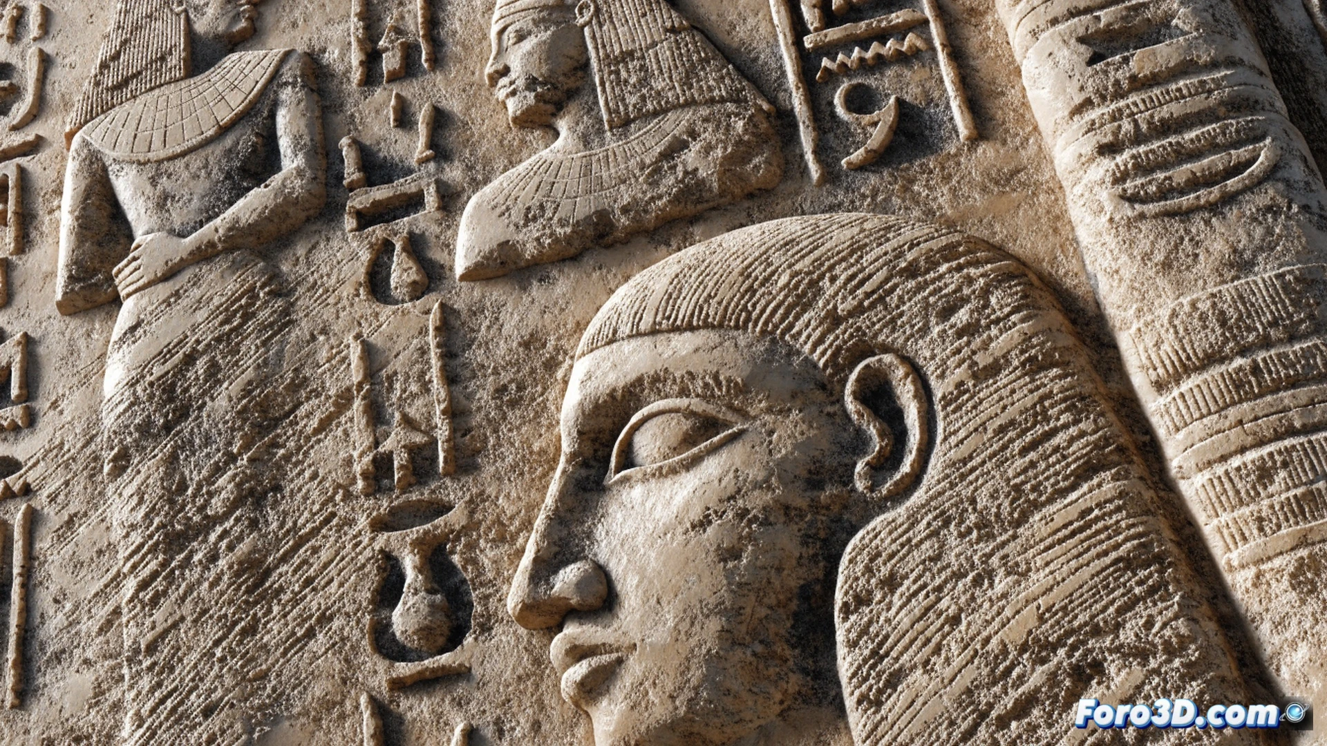 Close-up de un bajorrelieve egipcio tallado en piedra caliza, un técnico en laboratorio forense sostiene una boquilla de chorro de arena fino sobre la superficie, diminutas partículas impactando los jeroglíficos mientras un monitor 3D muestra mapas de desgaste artificial en colores cálidos, un escáner de luz estructurada ilumina la pieza desde un trípode, estilo cinematográfico de ilustración técnica, textura de piedra erosionada de forma desigual, herramientas de restauración sobre la mesa metálica, iluminación dramática de estudio, hiperrealista.