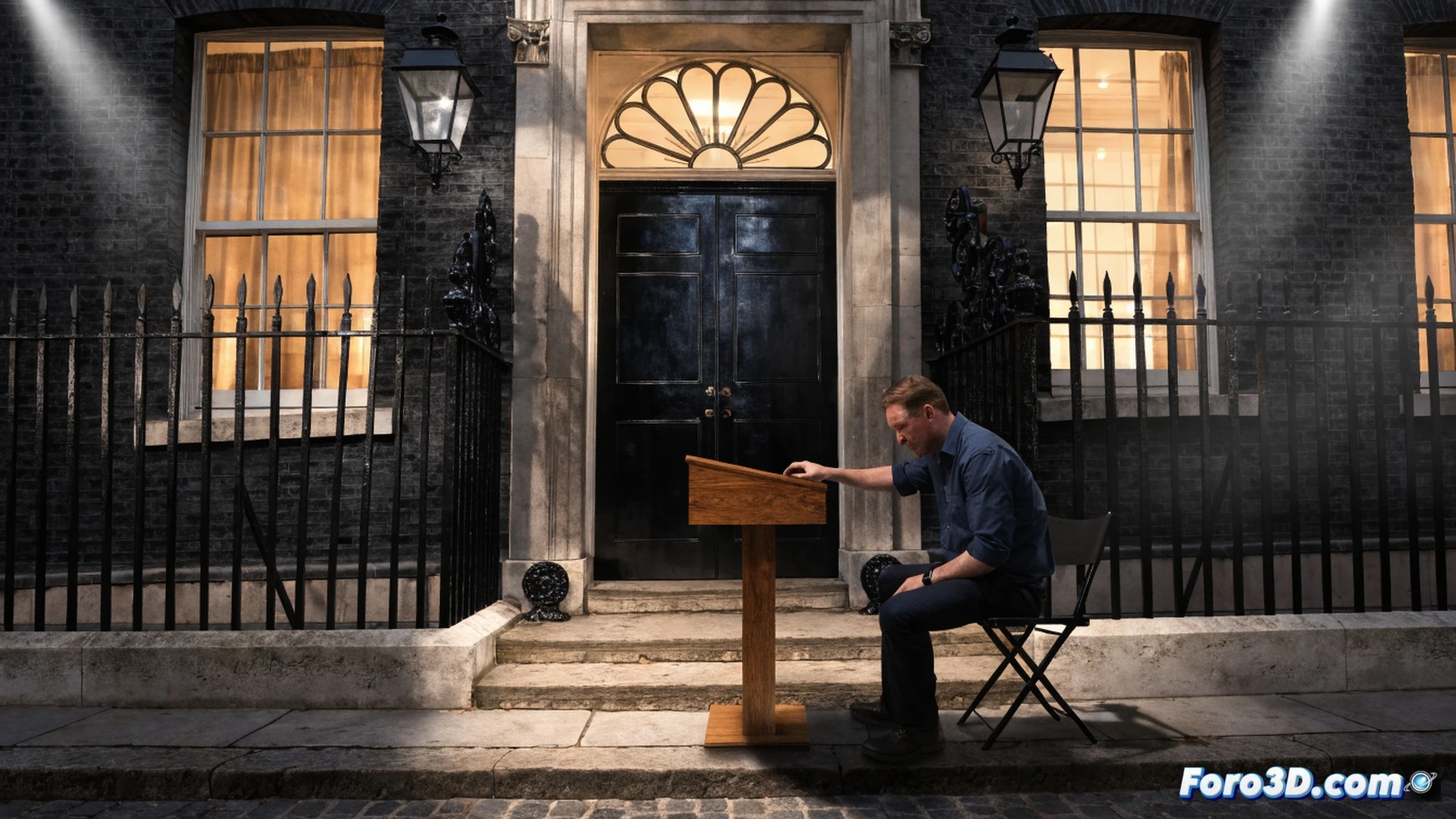 Tobias Gough ajustando un atril metálico frente a la puerta de Downing Street bajo lluvia fina, micrófono de condensador montado en el podio, cables XLR serpenteando por el pavimento mojado, su mano enguantada girando un tornillo de ajuste mientras su walkie-talkie emite una luz roja intermitente, fondo con fachada neoclásica y banderas británicas ondeando con viento, expresión estoica y concentrada, iluminación de farolas creando sombras alargadas, estilo cinematográfico fotorrealista, textura de ladrillo y asfalto húmedo, profundidad de campo reducida, tonos grises y azules fríos, contraste dramático, detalles técnicos en el equipo de sonido visible.