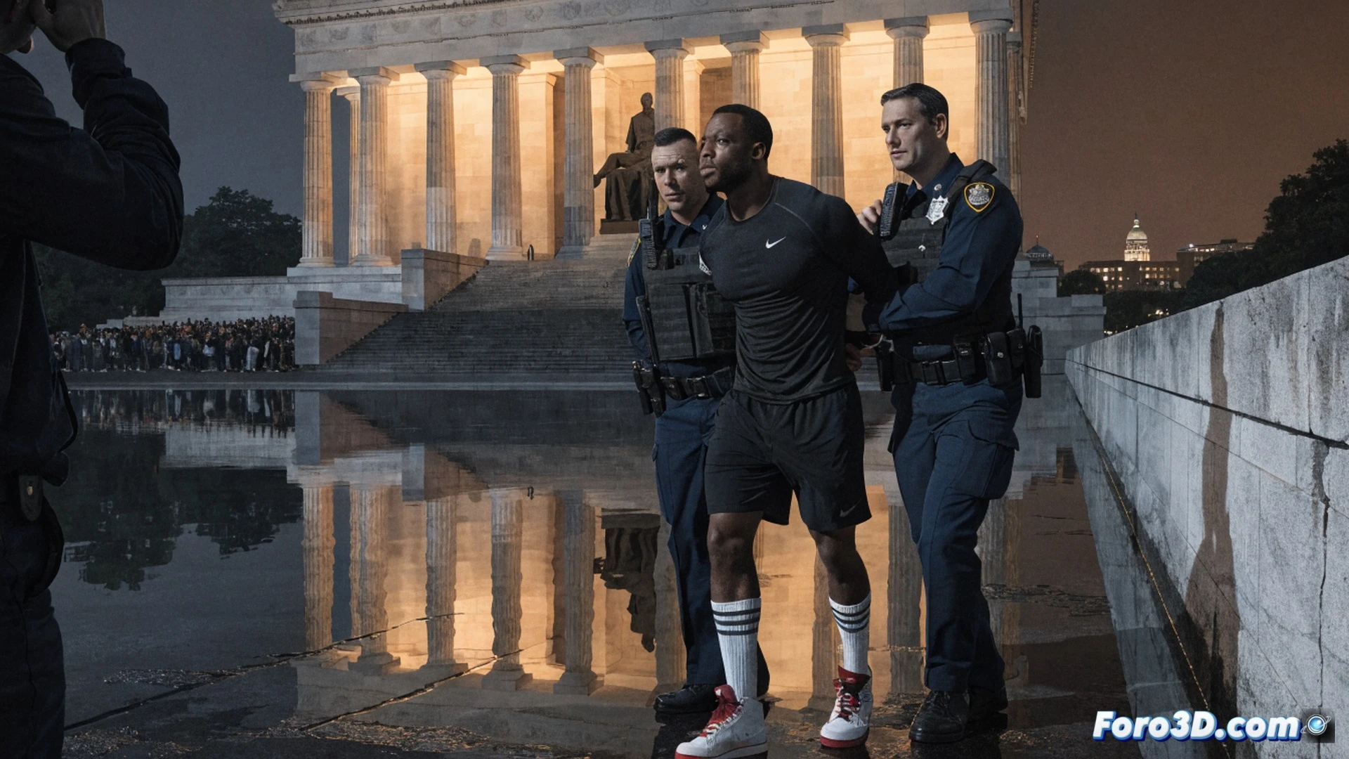 Exolímpico arrojando pintura roja sobre el estanque reflectante del Monumento a Lincoln, agua salpicando mientras la sustancia se dispersa, oficiales de policía corriendo hacia él desde ambos lados, cámara de seguridad en poste enfocando la escena, multitud de turistas observando con teléfonos grabando, atardecer con luz dorada sobre la columnata neoclásica, estilo cinematográfico fotorrealista, alta resolución, textura de mármol húmedo, tensión visible en expresiones y posturas, iluminación dramática de contraste, composición amplia mostrando el espacio público monumental
