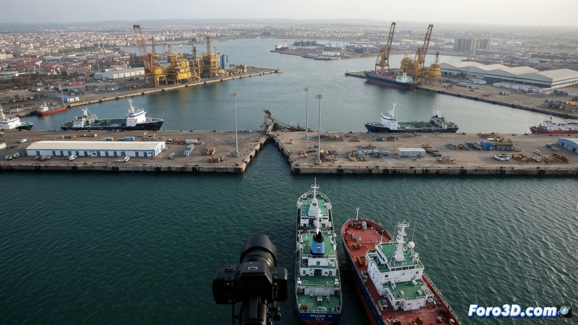 Fisura creciente en el suelo de hormigón de un puerto comercial, separando dos muelles de carga, grúas pórtico inclinadas sobre grieta humeante, un contenedor metálico cayendo lentamente al agua mientras un buque portacontenedores se aleja por el canal, técnicos con cascos amarillos midiendo la fractura con escáneres láser y tablets, grieta iluminada desde dentro con luz anaranjada, estilo cinematográfico hiperrealista, texturas de asfalto agrietado y acero oxidado, niebla industrial baja, iluminación dramática de atardecer, profundidad de campo extrema, render técnico de ingeniería civil.