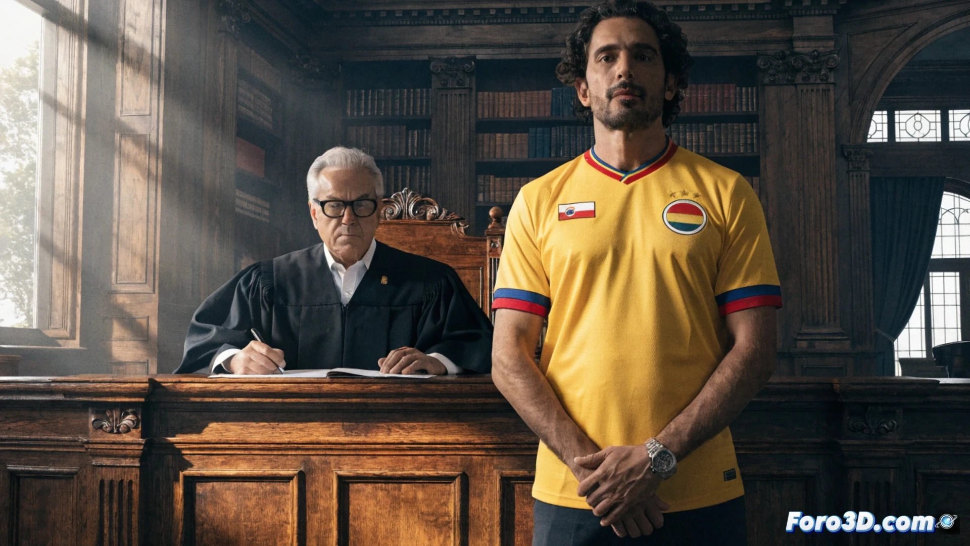 candidato presidencial vistiendo camiseta amarilla de selección nacional mientras sostiene un documento legal sellado frente a un juzgado, un juez con toga negra señalando el papel durante una audiencia, elementos de libertad de expresión como micrófonos y cámaras de noticias en primer plano, fondo con bandera colombiana ondeando, estilo cinematográfico fotorrealista con iluminación dramática de tribunal, texturas detalladas de tela y madera, profundidad de campo enfocando el rostro del candidato