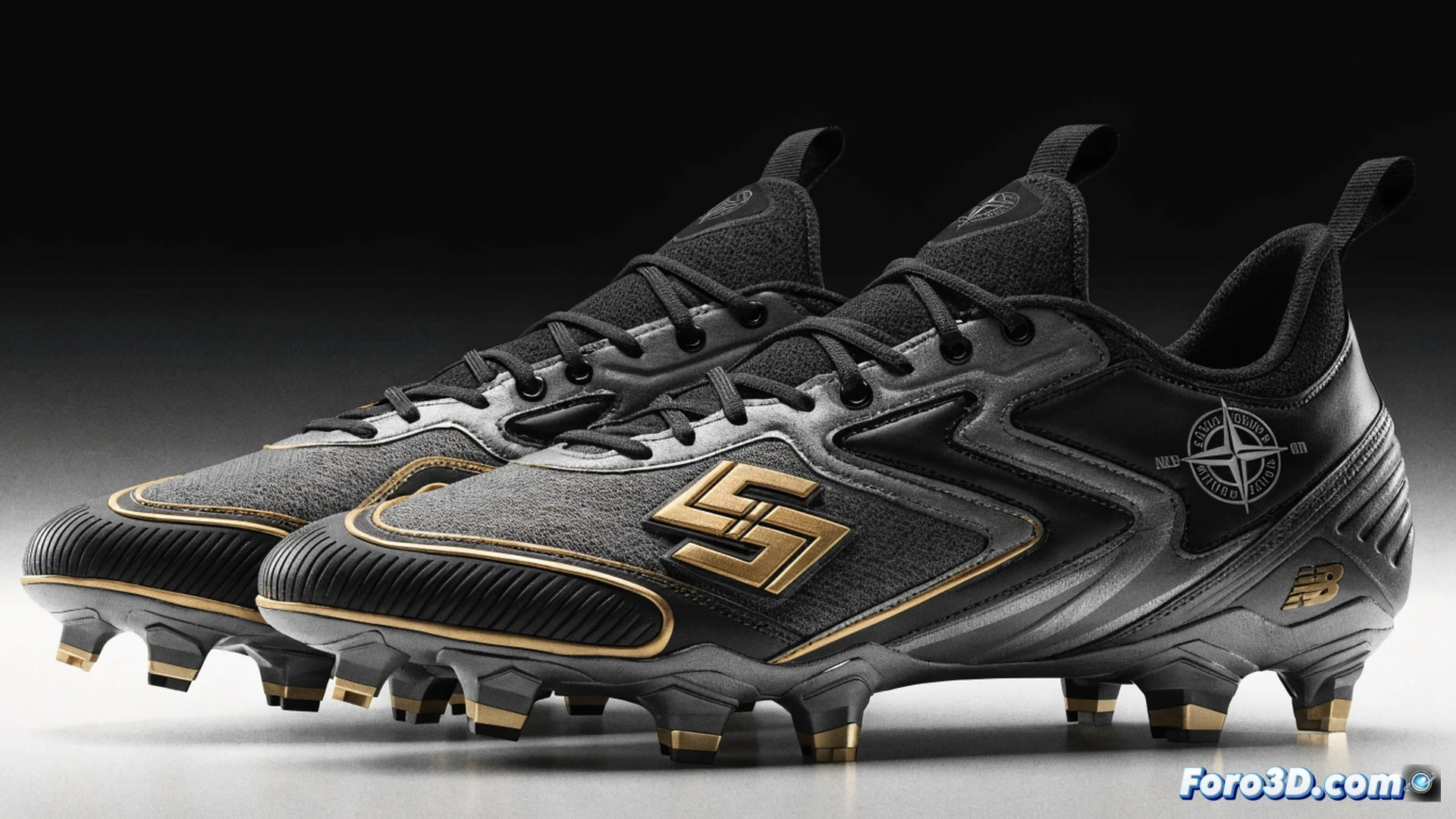 Bukayo Saka en pleno sprint sobre césped iluminado por focos de estadio, primer plano de su bota Stone Island x New Balance mostrando el nuevo logo con sus iniciales grabado en relieve sobre el talón, textura técnica de malla y cuero sintético, costuras visibles y refuerzos laterales, césped artificial con marcas de taco, sudor y pequeñas partículas de caucho adheridas a la suela, luz dorada del atardecer atravesando el estadio, estilo fotográfico cinematográfico, fotorealismo extremo, profundidad de campo reducida, enfoque nítido en el emblema personalizado, desenfoque de movimiento en el fondo con gradas y publicidad