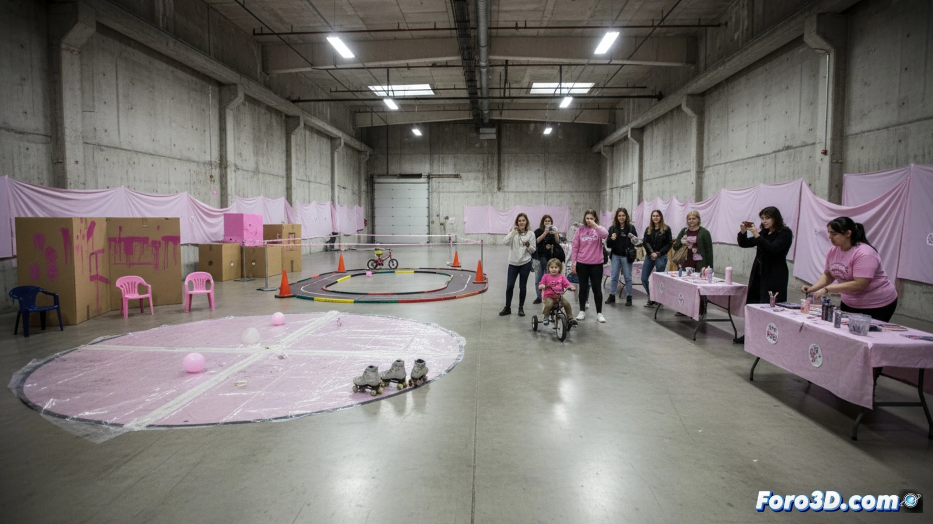 Un almacén vacío y desolado contrasta con los vibrantes renders 3D prometidos para un evento inmersivo fallido.