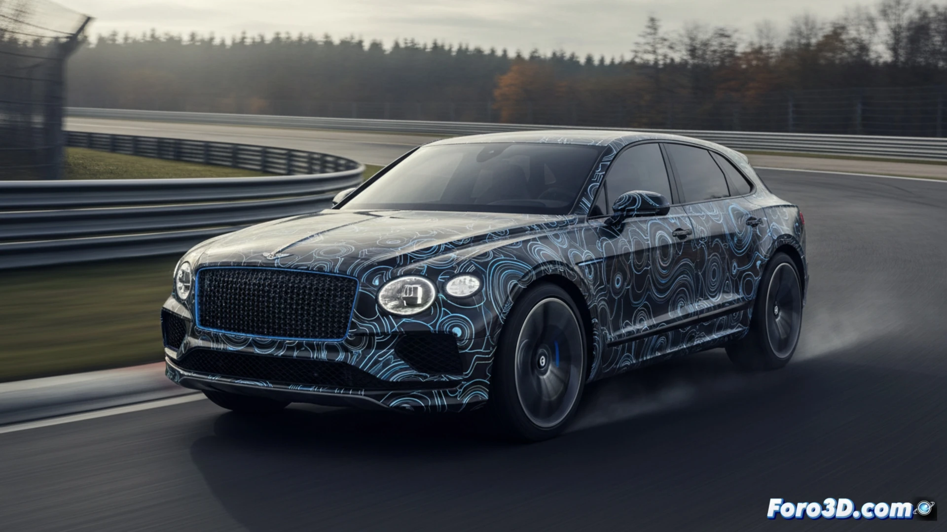 Bentley Barnato, SUV eléctrico de lujo, en pruebas en Nürburgring. Diseño elegante y robusto, plataforma PPE compartida con Audi y Porsche.