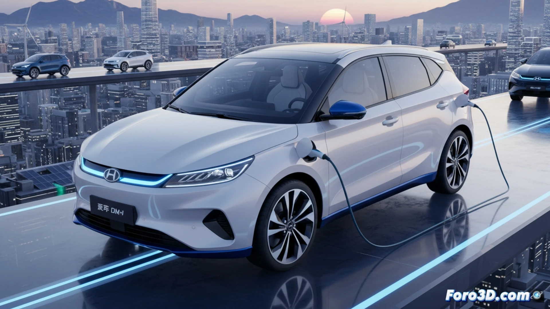 Un SUV plateado BYD Atto 2 DM-i circula en una carretera soleada; su diseño moderno contrasta con un fondo verde, simbolizando su prioridad eléctrica y eficiencia híbrida.