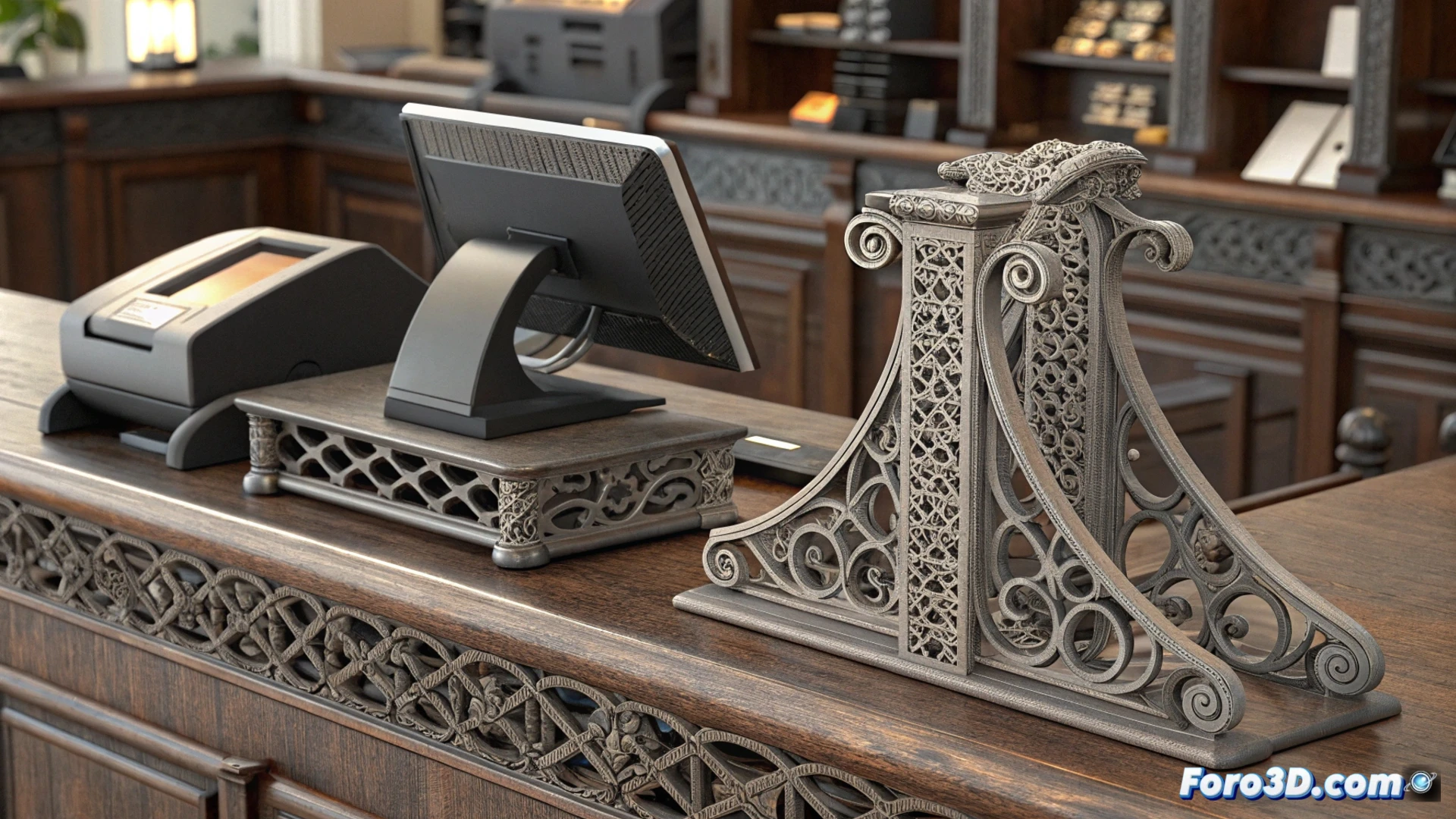 Un cajero sostiene una pieza impresa en 3D, un adaptador para escáner de billetes, junto a una impresora con bandejas antideslizantes para monedas.