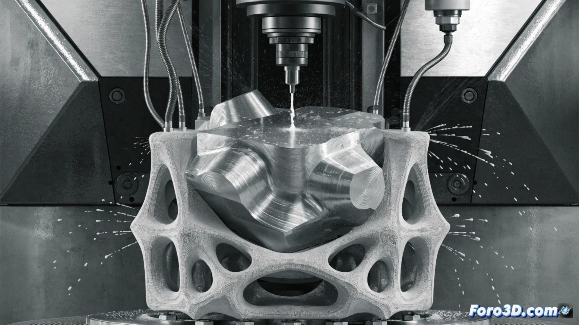 Operador CNC ajusta pieza metálica en mordaza impresa en 3D, con pantalla de Fusion 360 y Cura visibles. Taller iluminado, máquina fresadora al fondo.
