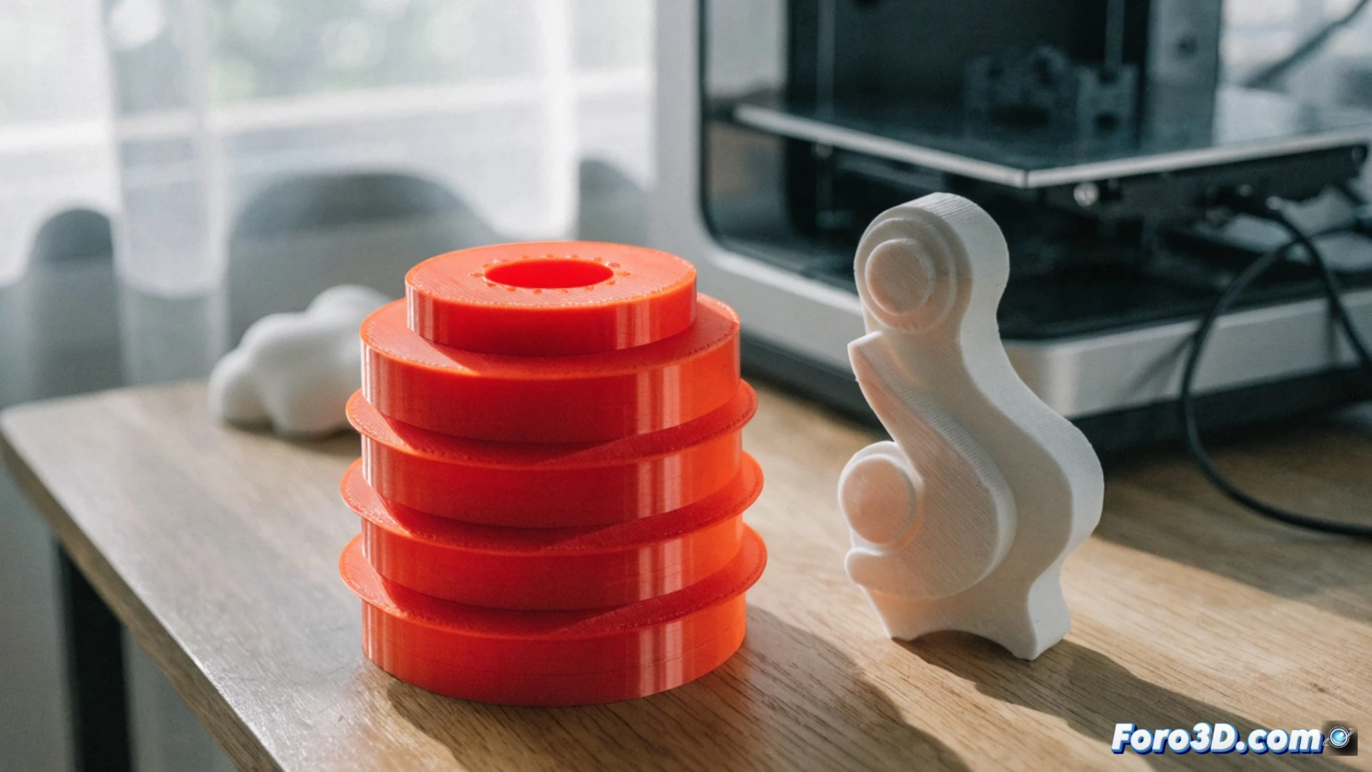 Community manager sostiene una miniatura impresa en 3D de un mueble frente a su ordenador con Blender y Cura abiertos, junto a una impresora Ender 3.