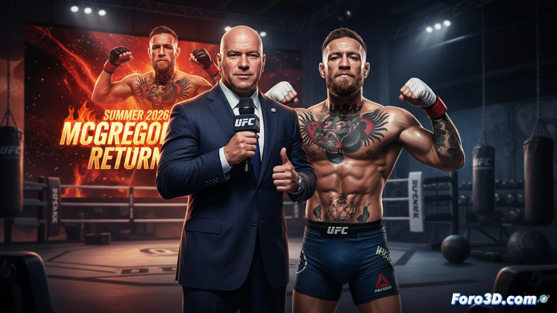 Dana White sonríe en una conferencia mientras sostiene un micrófono. Al fondo, Conor McGregor entrena en el octágono bajo focos brillantes.