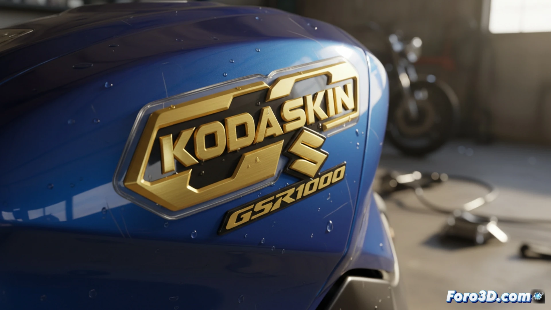Pegatina dorada 3D KODASKIN sobre el emblema del tanque de una Suzuki GSXR1000, con relieve brillante y textura premium.