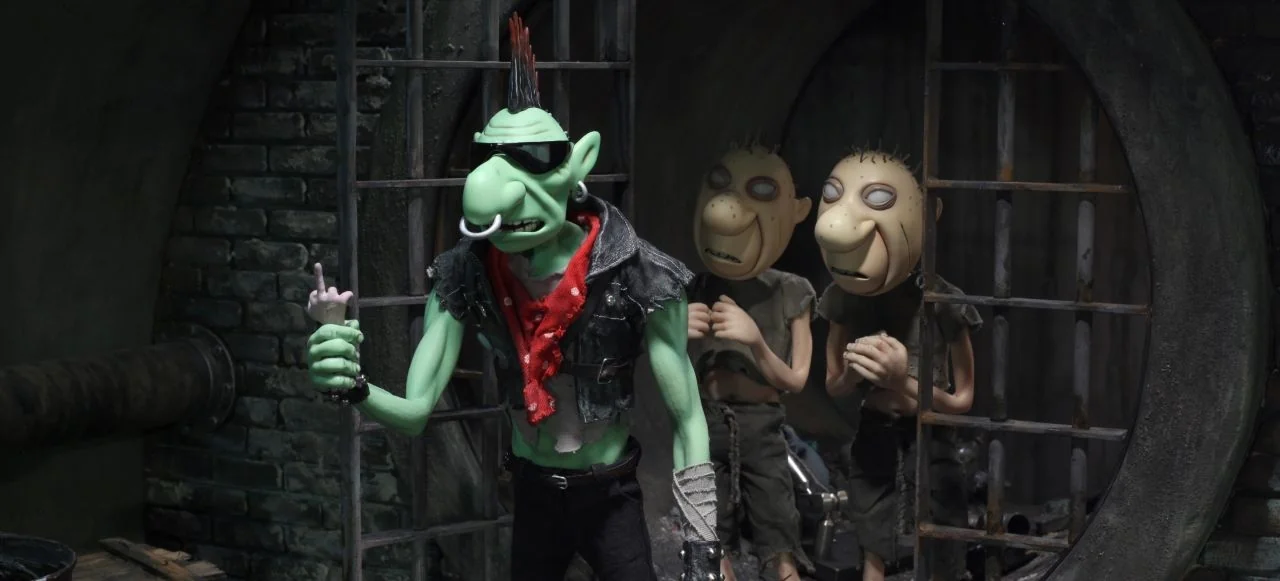 Estatuilla de los Premios Quirino junto a storyboards y herramientas de animación digital sobre una mesa de trabajo