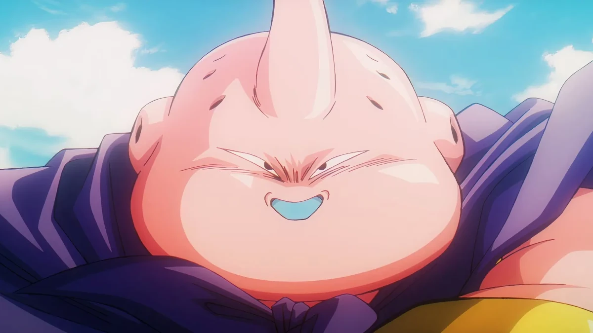 Majin Buu con una expresión juguetona y Goku en Super Saiyan 3 listo para el combate, con un fondo de energía mágica y escombros flotando a su alrededor.