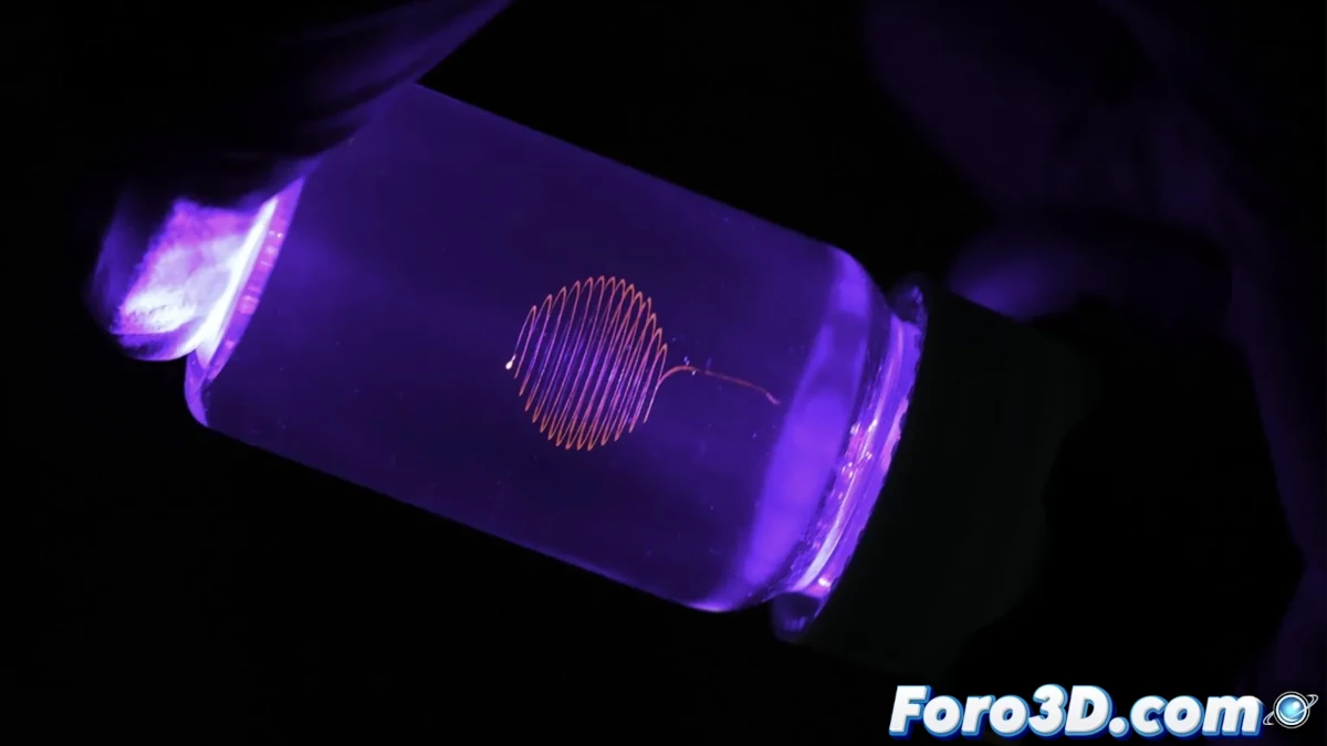 Close-up image of a 3D printed microfiber structure with a diameter of only 1.5 microns. The image shows a microscopic view of the fine filaments, with a high-tech laboratory background, precision lights, and scientists analyzing the fibers. It represents innovation in 3D printing and nanotechnology.