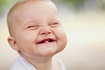 Clic en la imagen para ver su versión completa. 

Nombre: bebe-ojos-cerrados-sonriendo-un-diente.jpg 
Visitas: 339 
Tamaño: 19.9 KB 
ID: 215541