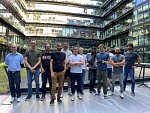Clic en la imagen para ver su versión completa. 

Nombre: Equipo Lynx en nuestra oficina de París.jpg 
Visitas: 78 
Tamaño: 130.8 KB 
ID: 240593